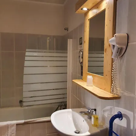 מלון Logis Restaurant L'escarbille 3*