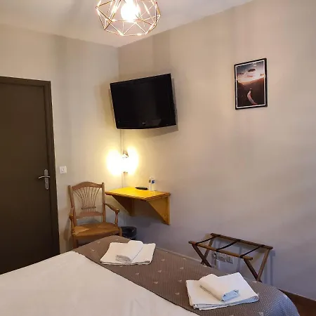 מלון Logis Restaurant L'escarbille Saint-Martin-dʼArdèche