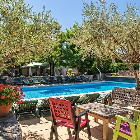 Hotel Logis Restaurant L'escarbille 3*